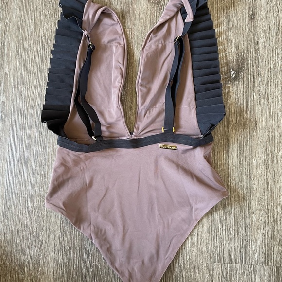 Chic Gray Swimsuit with Gold Accents - Picture 4 of 6